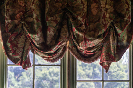 繁复花卉图案的窗帘在窗前优雅垂坠