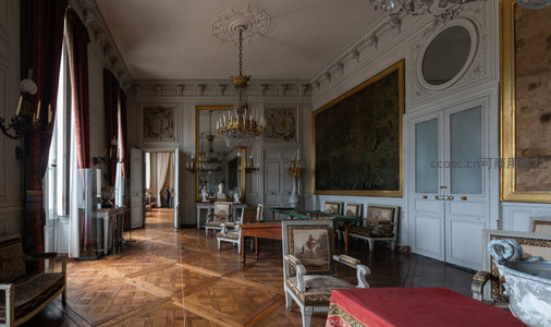 宏伟宫殿大厅内古典家具与艺术装饰交相辉映