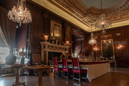 华丽古典餐厅，水晶吊灯映衬深木雕花