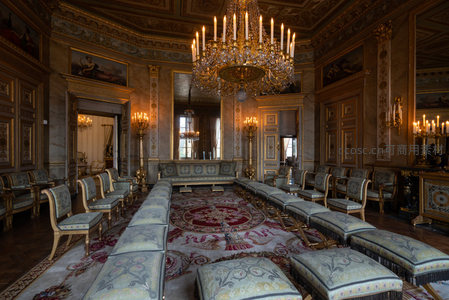 宫廷会客厅，金碧辉煌吊灯与长排沙发