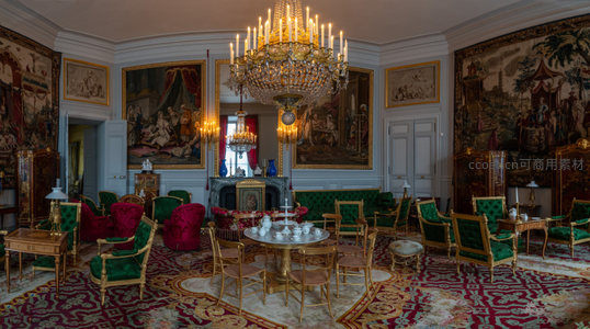 贵族起居室，挂毯壁画与绿绒沙发相映成趣