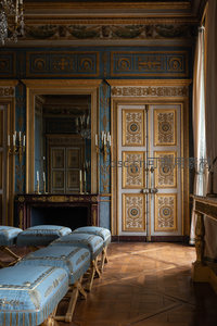 华丽宫殿内室，金色雕花与蓝色墙纸交相辉映