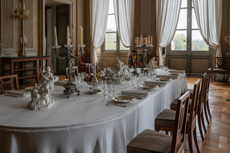 长桌盛宴待客，银器雕塑点缀古典宴会厅