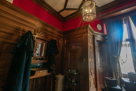 深木镶板玄关，红色天花板下衣帽镜映人影