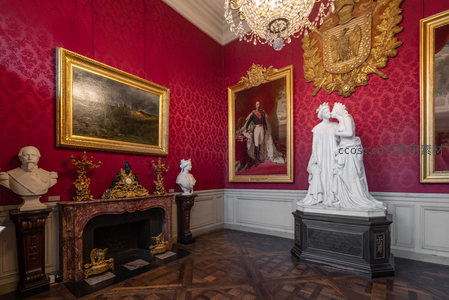 华丽宫殿内室，红墙金饰与雕塑相映成辉