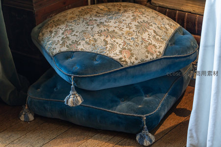 复古蓝绒坐垫叠放，流苏点缀温馨角落