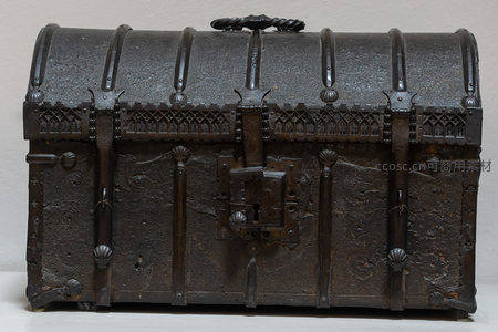 古老铁艺宝箱，雕花锁扣诉说岁月沧桑