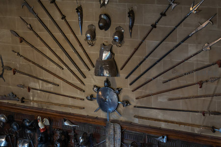 武器陈列墙，盔甲长矛环绕盾牌中心展示