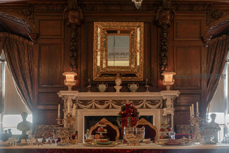 古典宫廷盛宴，雕花木墙与金框镜辉映