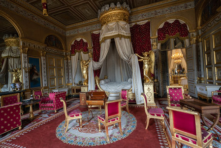 帝王寝宫华美绝伦，金冠床幔与红绒座椅