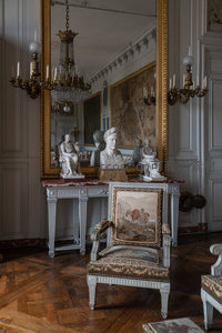 古典客厅雅致静谧，大理石雕像与复古扶手椅