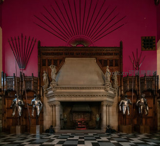 宏伟壁炉与盔甲陈列厅