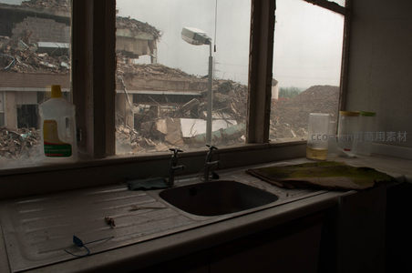 废墟厨房窗景，窗外是倒塌的建筑