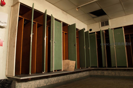 空荡更衣室，绿色储物柜门半开