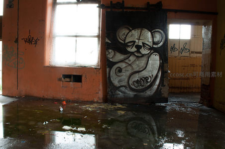 涂鸦小熊在废弃仓库的滑稽身影