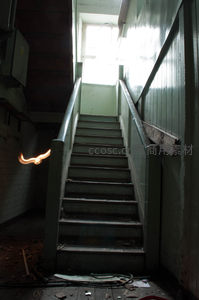 幽暗楼梯间，一道光轨划破沉寂