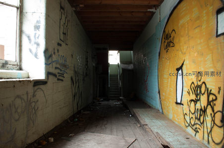 涂鸦走廊尽头，通向未知的楼梯间