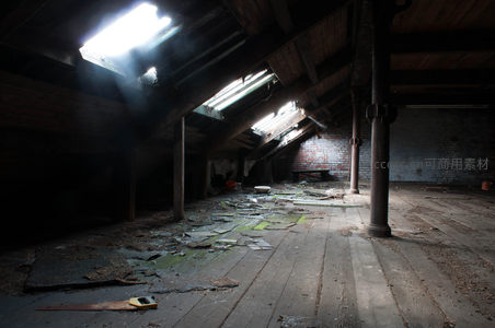 阁楼废墟，天窗洒下斑驳光影