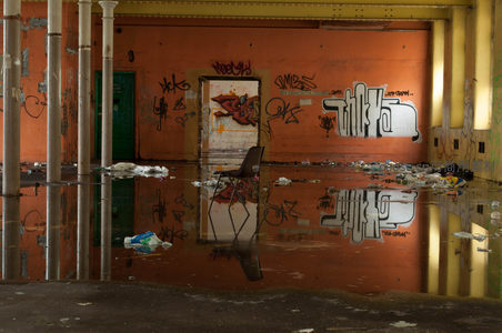 废弃工厂涂鸦墙与积水倒影