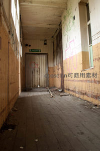 破旧走廊尽头，消防门紧闭