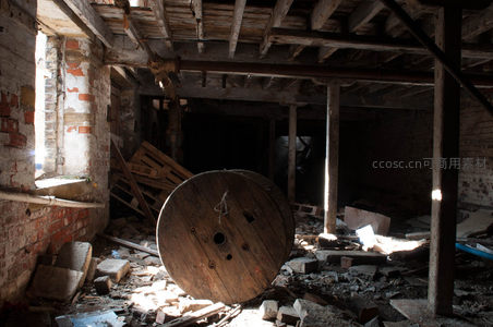 破败厂房内巨大木线轴