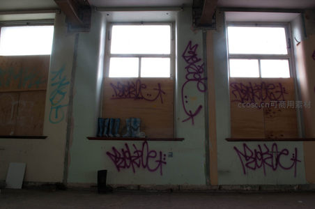 涂鸦覆盖的废弃教室窗户