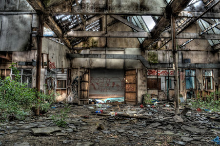 破败仓库内景，涂鸦与废墟交织