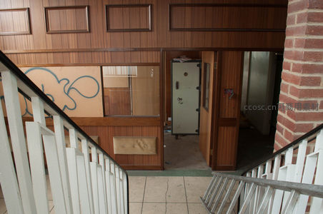 楼梯间通向破败的木墙房间