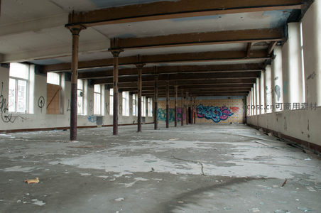 空旷厂房大厅，彩色涂鸦点缀墙面