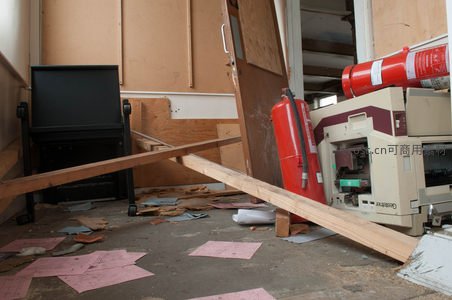 办公室废墟中的灭火器与打印机