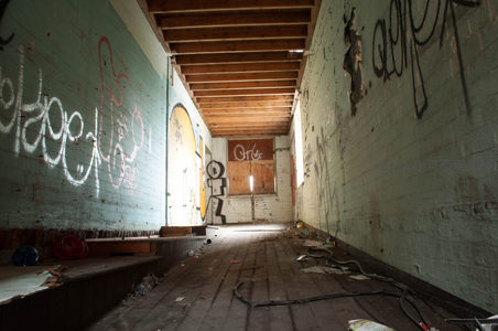 涂鸦走廊，木质天花板下的幽深通道