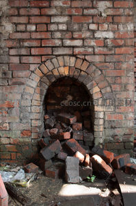 红砖拱门坍塌，堆积的砖块显沧桑