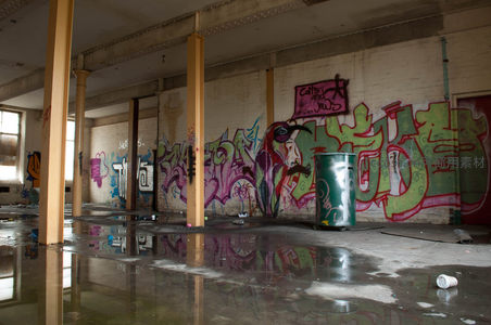 废弃工厂涂鸦墙与积水倒影