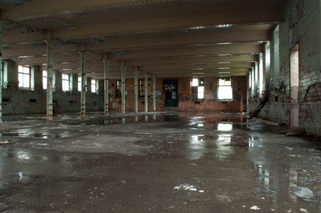 空旷废弃厂房的工业遗迹