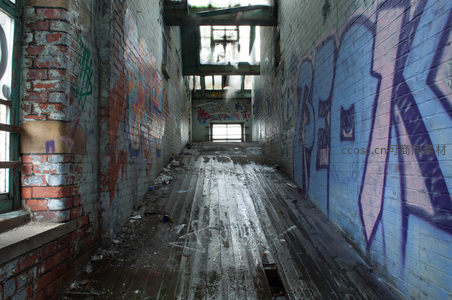 涂鸦走廊尽头的破败木板路