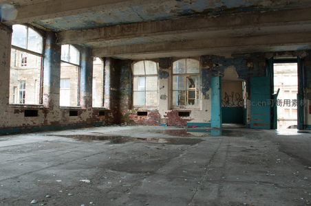 废弃工厂内部破败景象