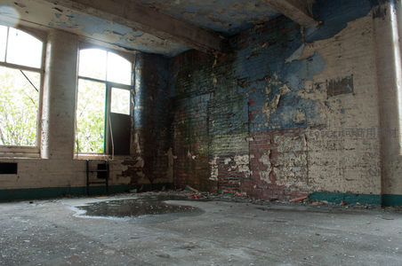 废墟角落斑驳墙面特写