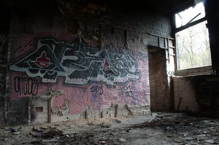 废墟墙面上的街头涂鸦