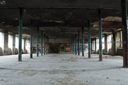 废弃厂房内钢铁立柱林立