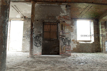 废弃工厂内部破败景象