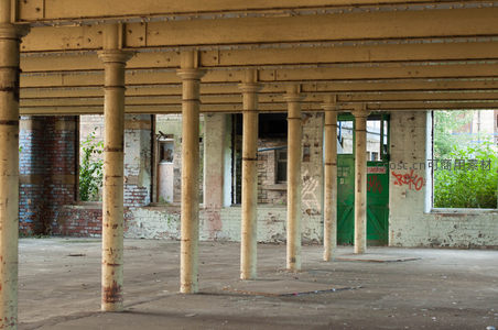 废弃仓库廊柱林立空间