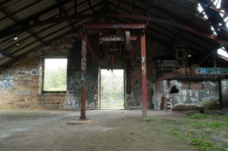 废弃厂房中门洞与涂鸦墙