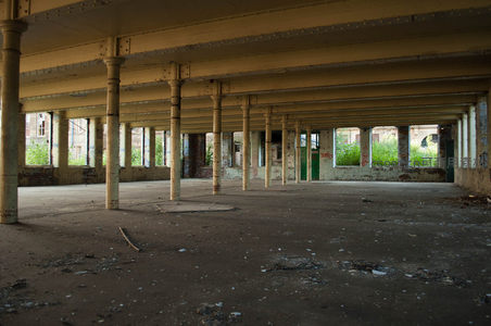 旧厂房空旷大厅的对称结构与光影