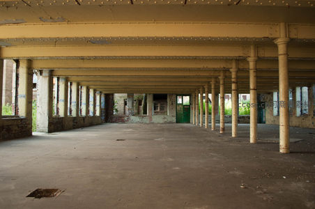 废弃仓库长廊延伸至远方绿意