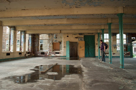 探险者在废弃厂房内漫步