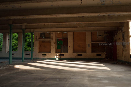 阳光穿透废弃空间洒下光束