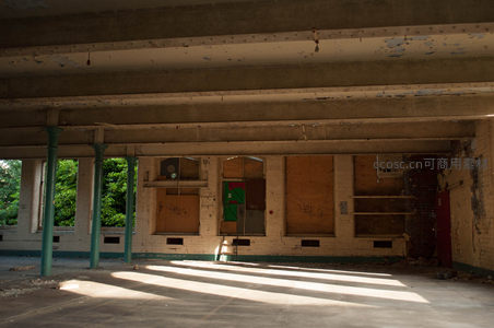 混凝土结构下的废弃室内景象