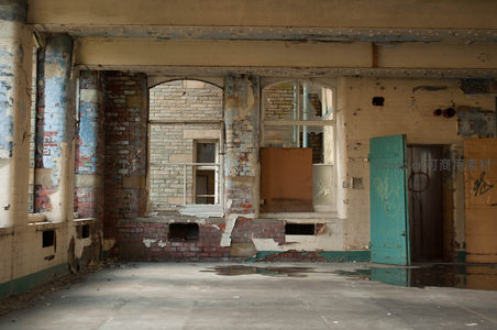 破败厂房内的拱形窗与剥落墙皮