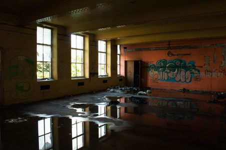 破窗光影下的涂鸦废墟