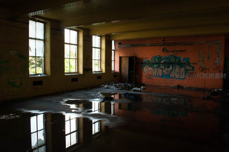 光影交错的涂鸦废墟空间